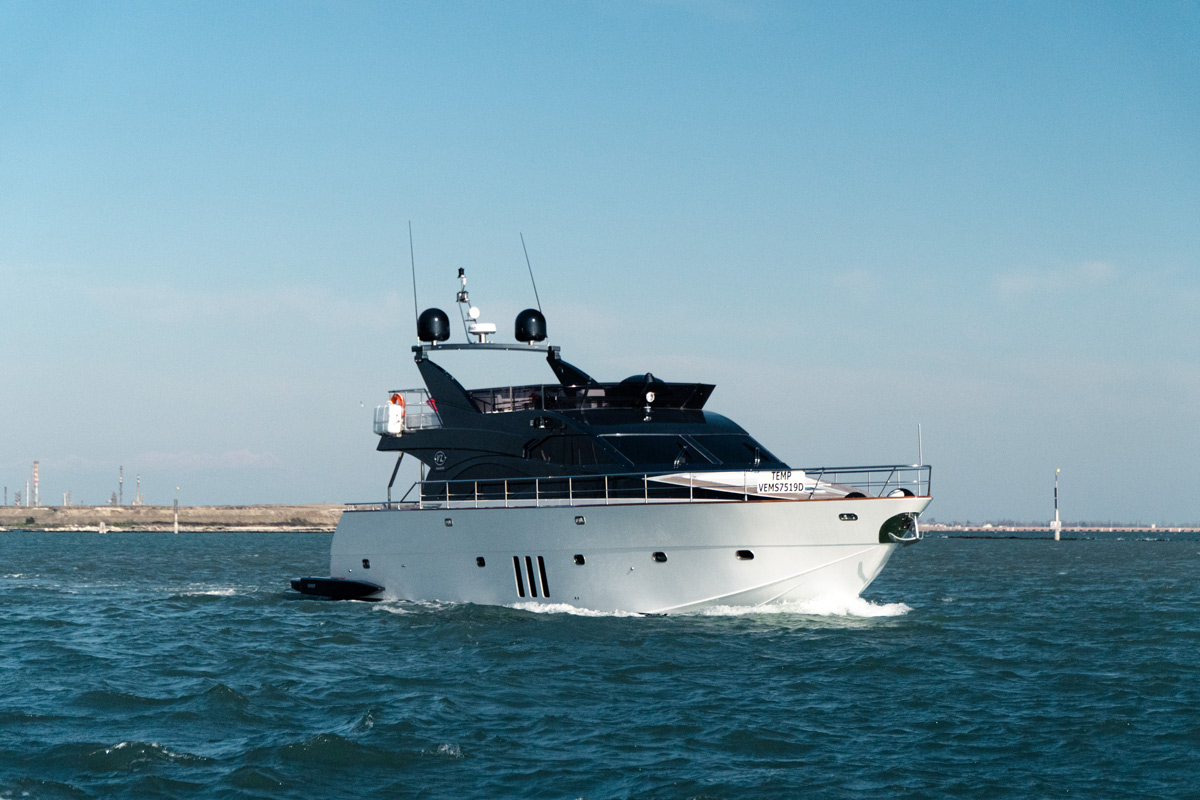 Spot VZ 70 yacht